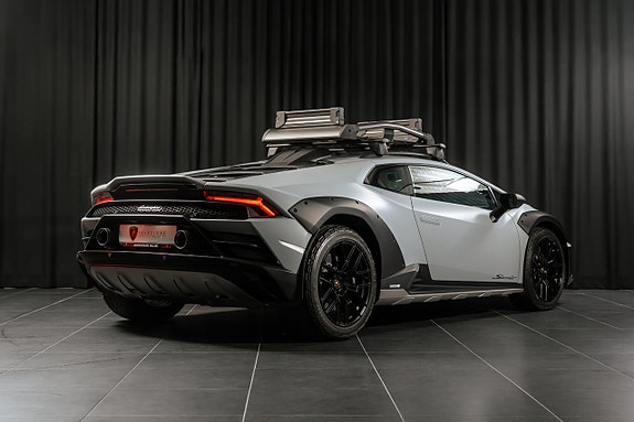 Lamborghini Huracan 3 of 5