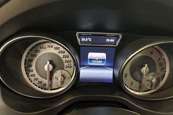 Mercedes-Benz CLA200 9 of 12