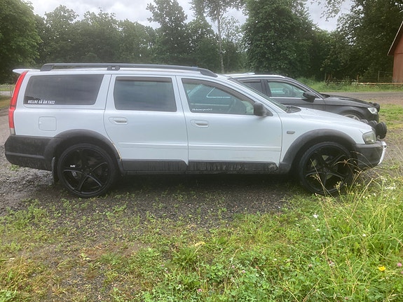 Volvo XC70 2 of 10