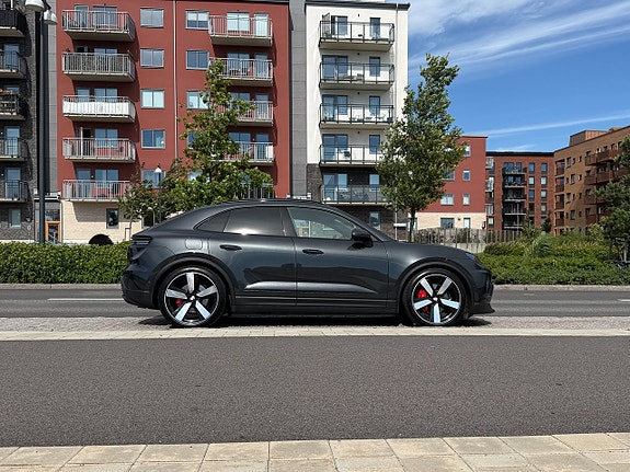 Porsche Macan 4S 3 of 5