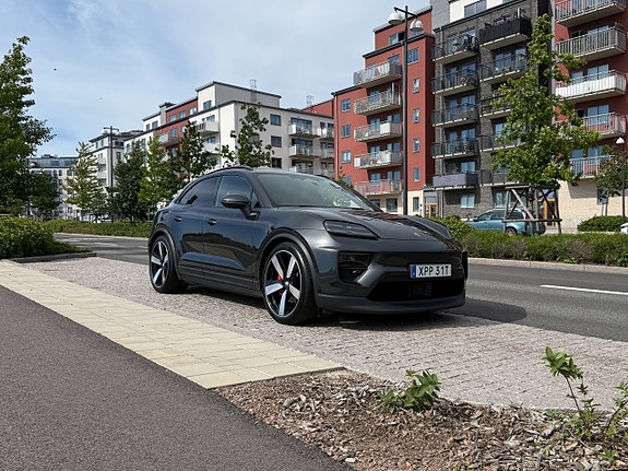 Porsche Macan 4S 2 of 5
