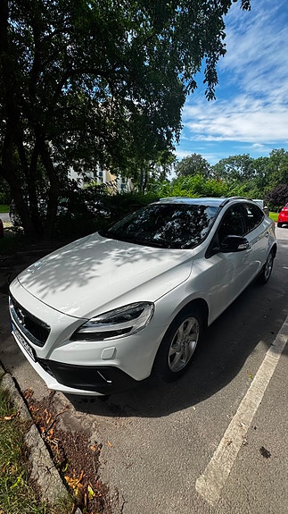 Volvo V40 Cross Country 2 of 13