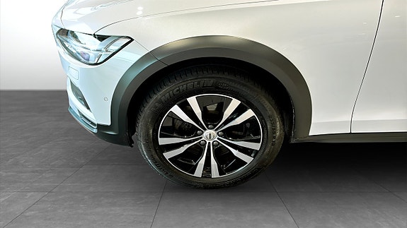 Volvo V90 Cross Country 9 of 13