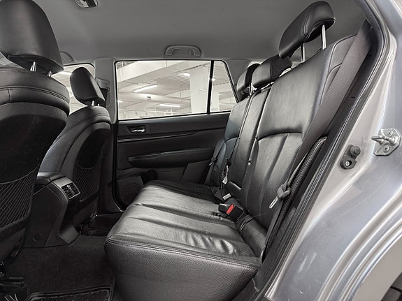 Subaru Legacy 13 of 27