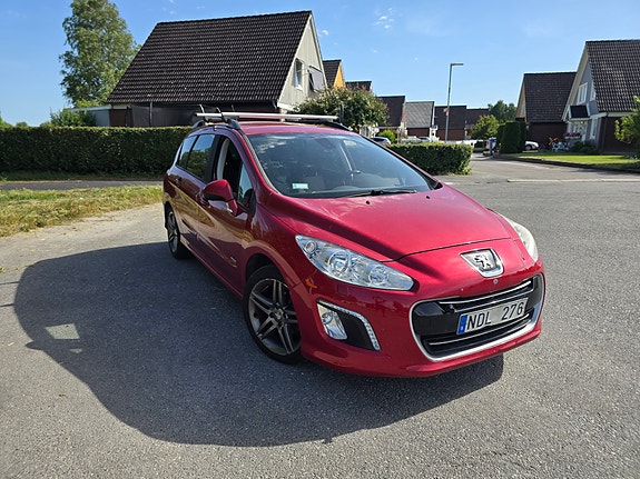 Peugeot 308 SW 2 of 5