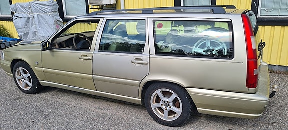 Volvo V70 2 of 11