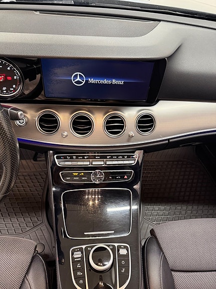 Mercedes-Benz E200 11 of 20