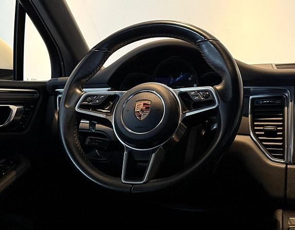 Porsche Macan 17 of 21