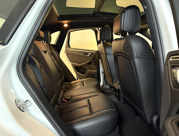 Porsche Macan 10 of 21