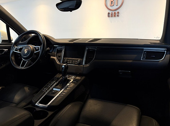 Porsche Macan 15 of 21