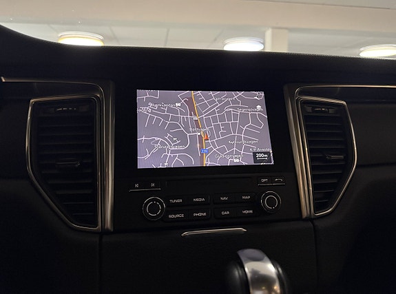 Porsche Macan 19 of 21