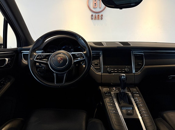 Porsche Macan 16 of 21