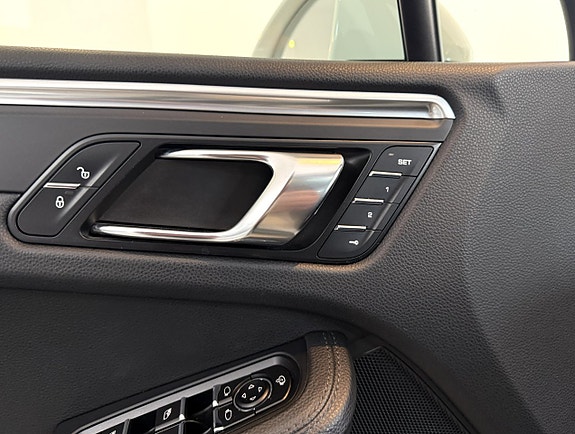 Porsche Macan 13 of 21