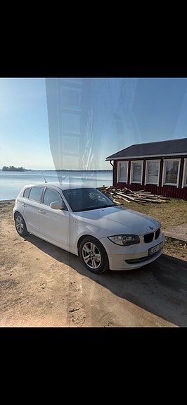 BMW 118d 2 of 5