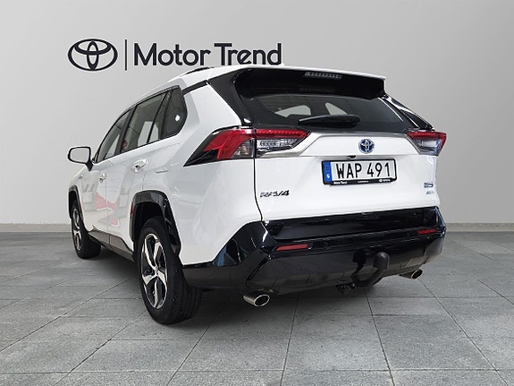 Toyota RAV4 Plug-in Hybrid 2 of 5