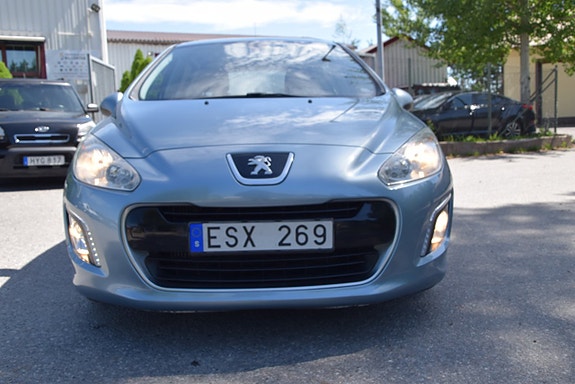 Peugeot 308 2 of 5
