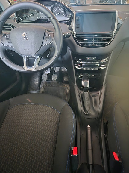 Peugeot 208 2 of 2