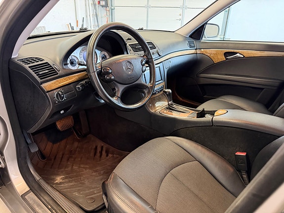 Mercedes-Benz E280 12 of 13