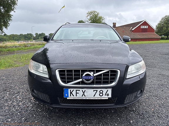 Volvo V70 2 of 5