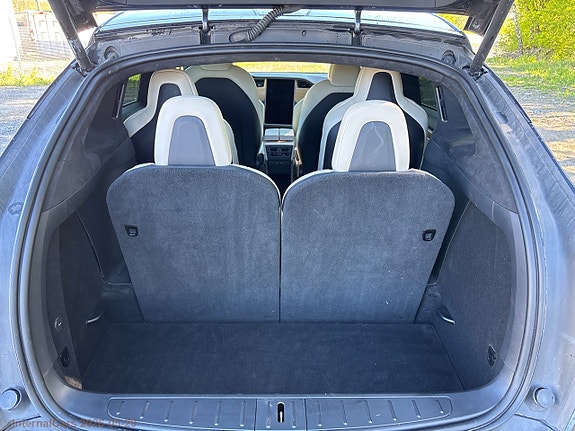 Tesla Model X 26 of 29