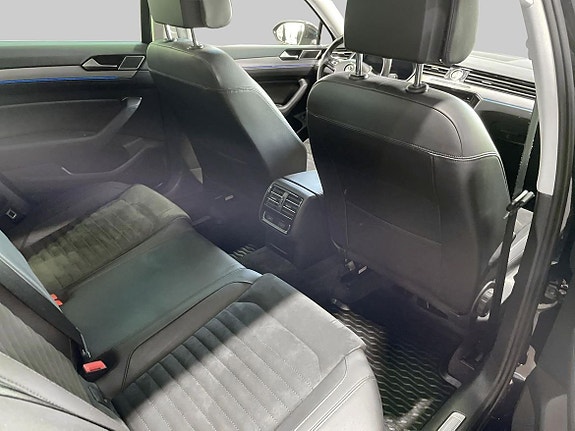 Volkswagen Passat 11 of 19