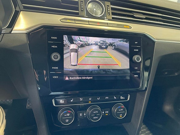 Volkswagen Passat 17 of 19
