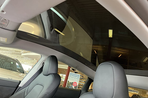 Tesla Model Y 16 of 19