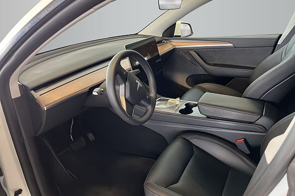 Tesla Model Y 10 of 19