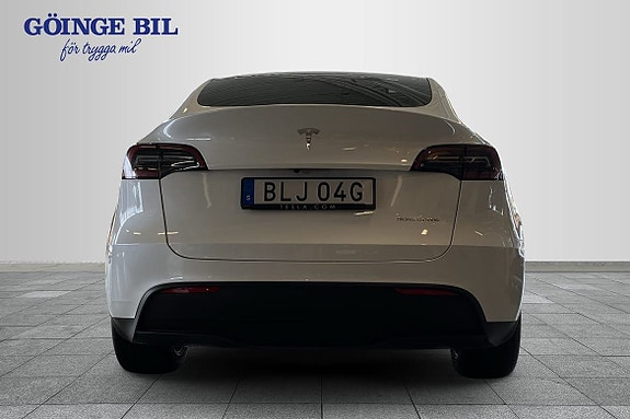 Tesla Model Y 15 of 19