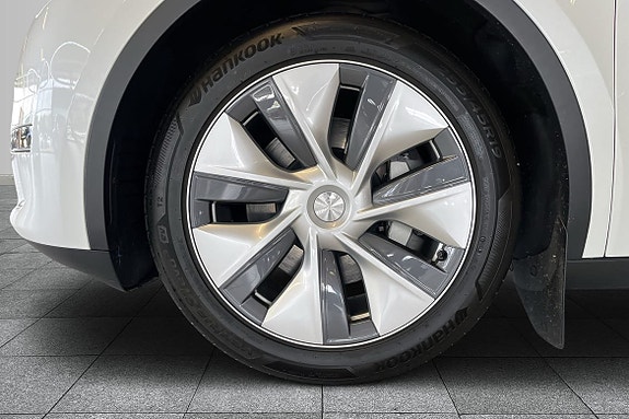 Tesla Model Y 7 of 19