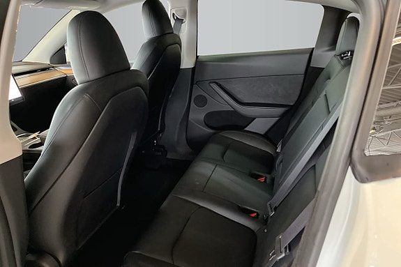Tesla Model Y 9 of 19