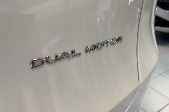 Tesla Model Y 14 of 19