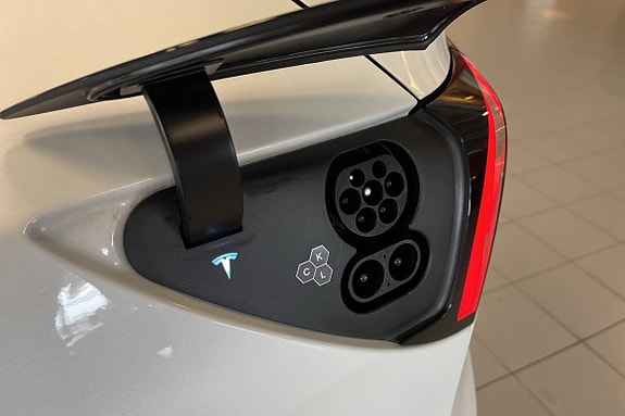 Tesla Model Y 11 of 19