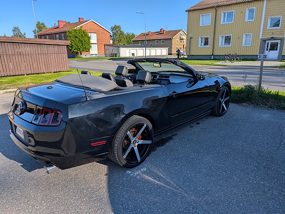 Ford Mustang 2 of 3
