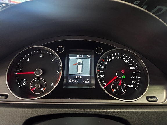 Volkswagen Passat 16 of 22