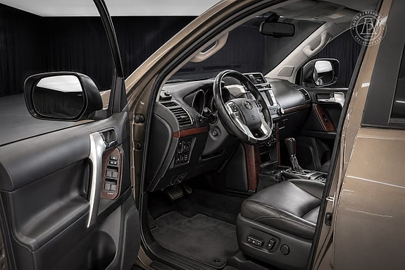 Toyota Land Cruiser 5 of 5