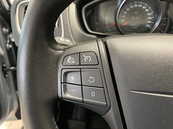 Volvo V40 12 of 16