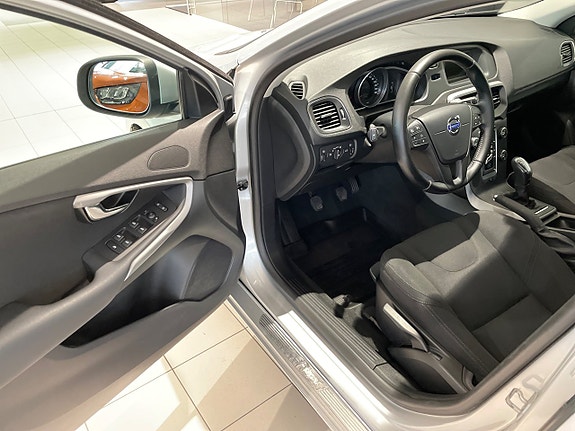 Volvo V40 8 of 16