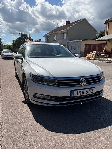 Volkswagen Passat 2 of 6