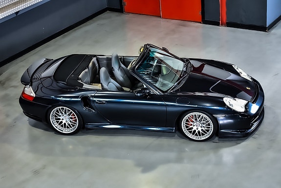Porsche 911 Turbo 3 of 4