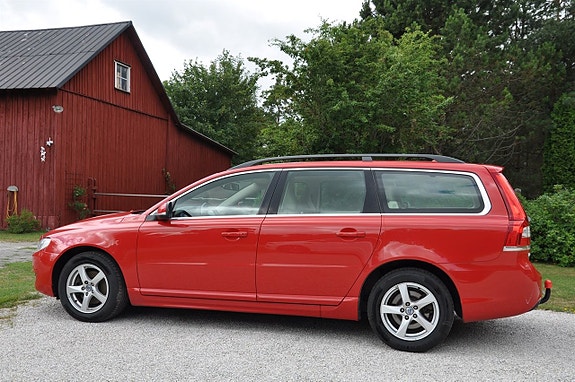 Volvo V70 3 of 5