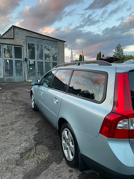 Volvo V70 3 of 5