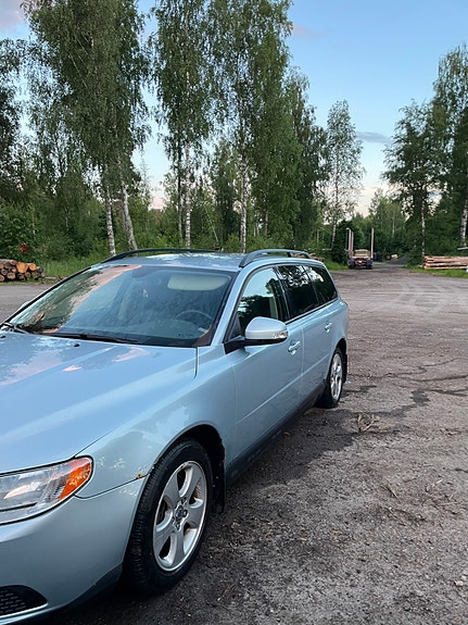 Volvo V70 2 of 5