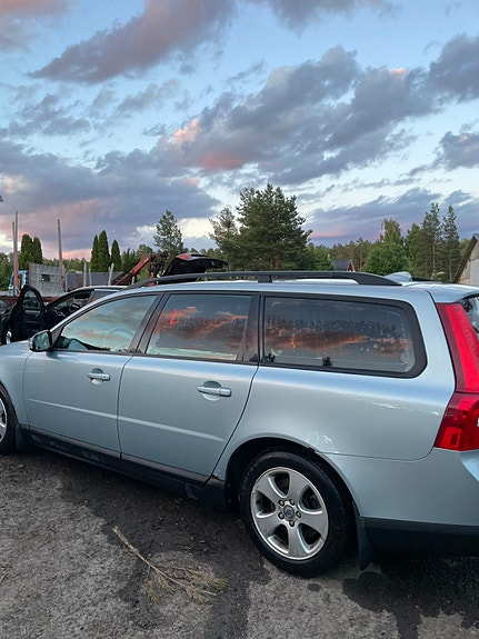 Volvo V70 4 of 5