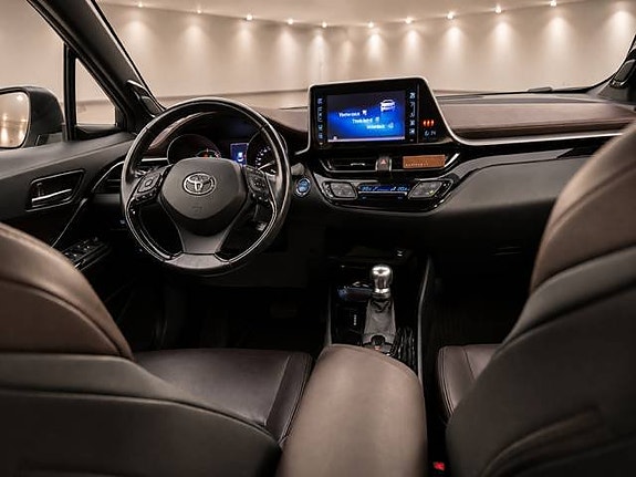 Toyota C-HR 10 of 13