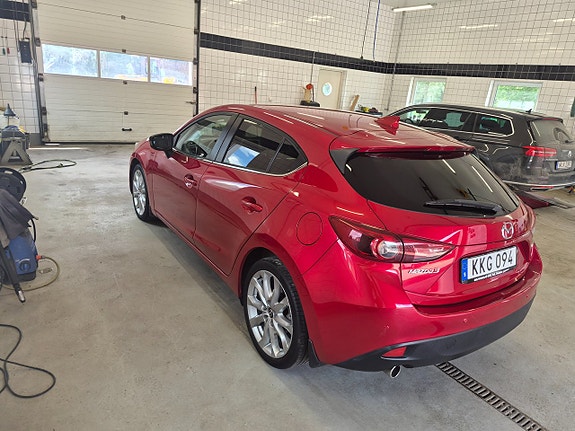 Mazda 3 4 of 5