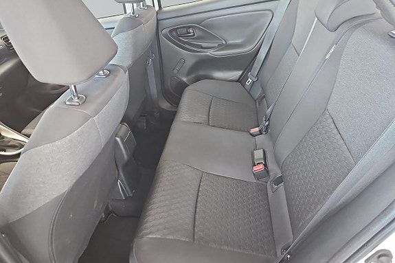 Toyota Yaris 7 of 15
