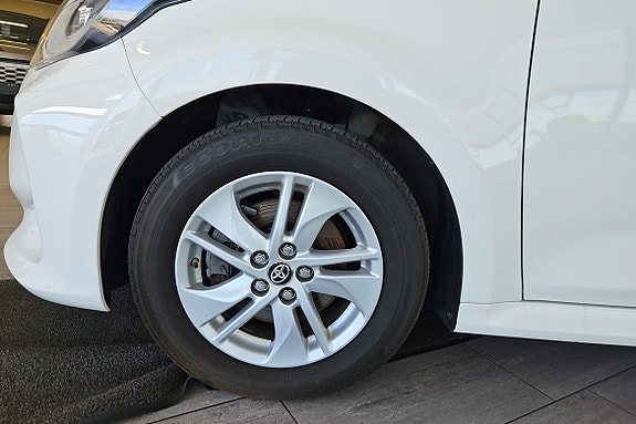 Toyota Yaris 11 of 15