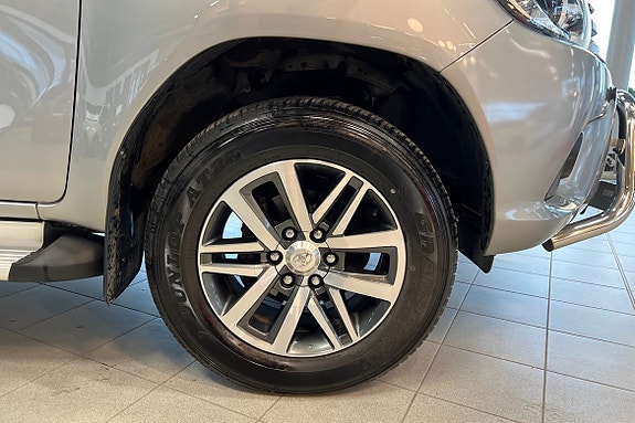 Toyota HiLux 16 of 26