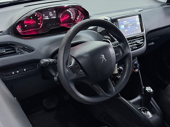 Peugeot 208 2 of 5